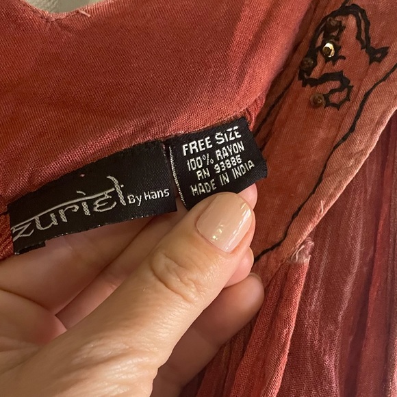 Flowy tunic style shirt. The label says "free size" but I'd consider it Large. - Picture 2 of 4